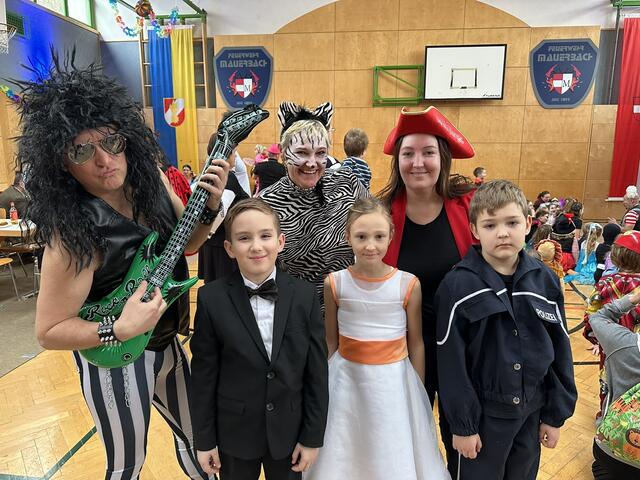 Herbert Neuhauser als Rockstar, Doris Dorfmeister als Zebra und Nicole Beranek als Captain Morgan.