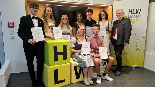 Die HLW Landeck hat Grund zu feiern: 9 Schülerinnen und Schüler der HLW Landeck haben die Jungsommelier-Ausbildung abgeschlossen und ihre Zertifikate im Rahmen einer kleinen Feier erhalten. | Foto: HLW Landeck