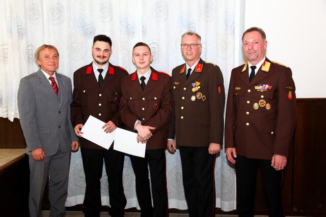 Bürgermeister Gerhard Neunteufel, Michael Bieringer, Manuel Kastler, Kommandant Martin Hildner, Abschnitts-Feuerwehrkommandant Roman Primetzhofer (v.l.). | Foto: FF Pürstling