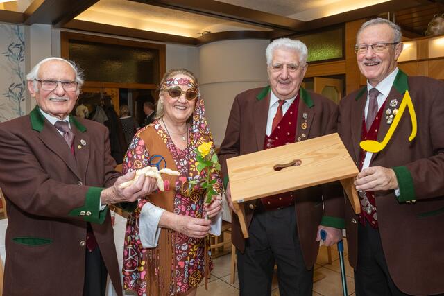 Am Foto: Tischlermeister Wilfried Plashnig, Obfrau Eva-Maria Rebernig, Tischlermeister, Sänger und "Schamale-Konstrukteuer" Richard Peterlin und Schriftführer Peter Häfele. | Foto: Dieter Arbeiter
