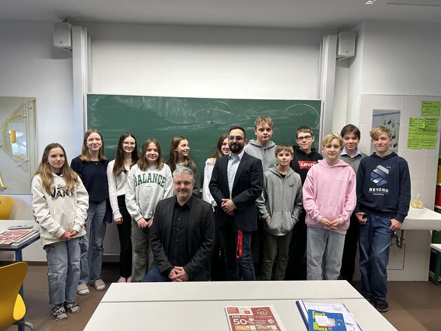 Auf Einladung des BRG Wallerer Straße Wels hielten Redakteure der regionalen BezikrsRundSchau einen Vortrag über Richtig- und Falschmeldungen. | Foto: BRS