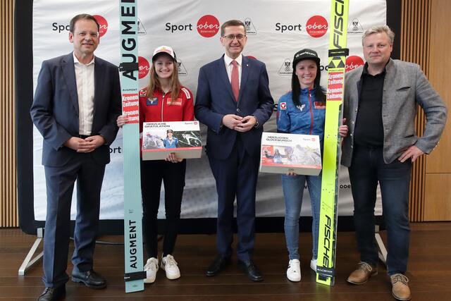 Klaus Kumpfmüller, Präsident Landesskiverband OÖ, Julia Mühlbacher, Wirtschafts- und Sport-Landesrat Markus Achleitner (ÖVP), Jacqueline Seifriedsberger und Hinzenbach OK-Chef Bernhard Zauner (v.l.n.r.). | Foto: Land OÖ / Ernst Grilnberger