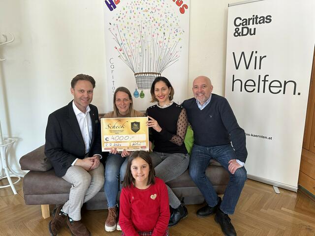 Raimund Haberl, Sophia Telesko und Thomas Springer überbrachten den Scheck an Helena Hecher und Lea. | Foto: Privat