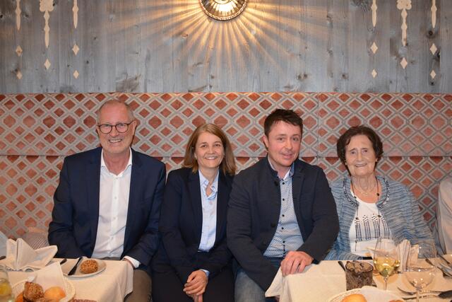 vlnr.: Bgm. Werner Kurz, GVin Bettina Salner, Vbgm. Daniel Winkler und Jubilarin Anna Kurz
