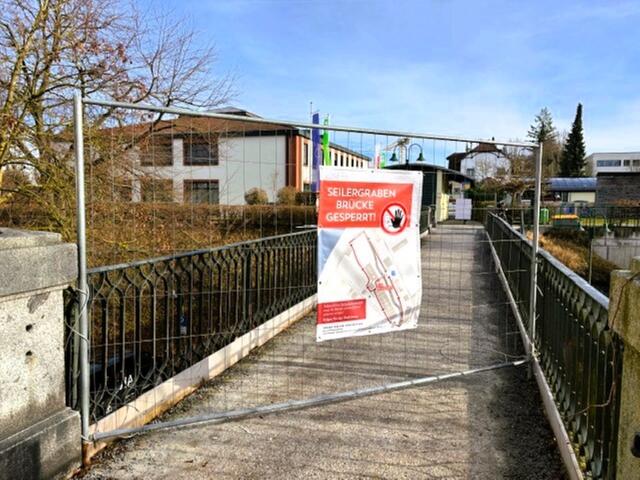Völlig überraschend wurde die Seilergrabenbrücke in Schärding gesperrt – und das vermutlich für mehrere Monate. Eine Umleitung ist eingerichtet. | Foto: Franz Gruber