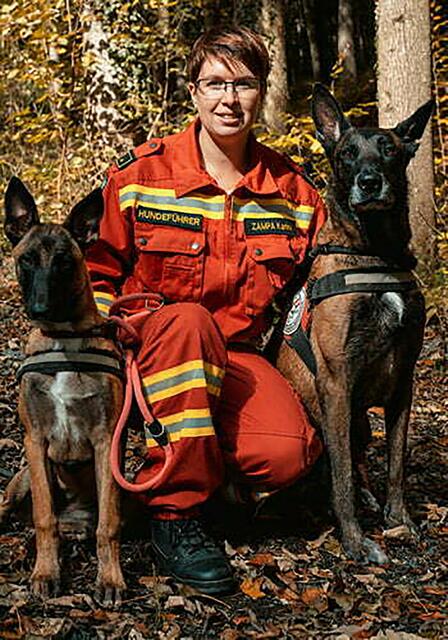 Karina Zampa mit ihren beiden Rettungshunden Mr. Spock und Uparaja von Nacheron. | Foto: ÖRHB 2023
