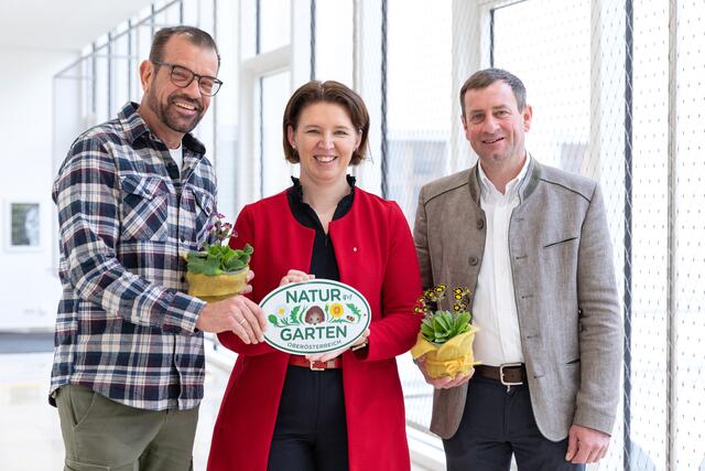Bio-Gärtner Karl Ploberger, Agrar-Landesrätin Michaela Langer-Weninger und Landesgärtnermeister Hannes Hofmüller (r.). | Foto: Land OÖ/Haag