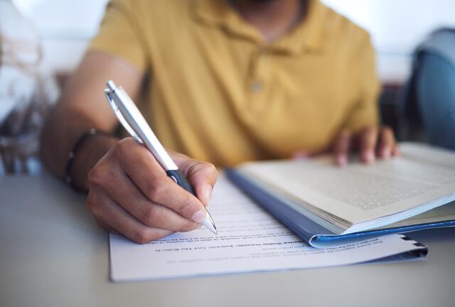 Geht es nach den Vertretern der Christgewerkschafter (FCG) und der Österreichischen Professorenunion (ÖPU) soll die vorwissenschaftliche Arbeit, die eine von drei Säulen der Matura ist, abgeschafft werden. | Foto: peopleimages/panthermedia