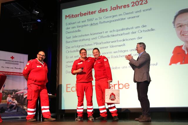 Verdienter Applaus für einen langjährigen Ehrenamtlichen beim Roten Kreuz St. Georgen/Gusen. | Foto: Wolfgang Preslmair
