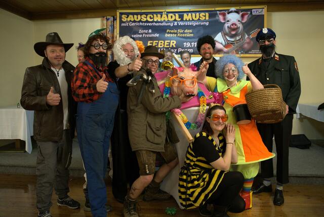 Das ganze Team mit dem Sauschädl in Gersdorf beim Gasthaus Karlheinz Prem in Gersdorf. | Foto: zVg