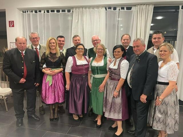 Alt-Bauernbund-Obmann Alois Trenker, BR a.D. Martin Preineder, NR Petra und Ernst Tanzler, BB-Obmann Hannes und Sabine Fingerlos, Rudolf und Vbgm. Heidi Lamberg, Gebietsbäuerin Martina Karnthaler, ÖKR Josef Fuchs, Bgm. Bernhard Karnthaler, Komiteeobmann GR Markus und Manuela Grabner kurz nach der Balleröffnung. | Foto: Gemeinde Lanzenkirchen