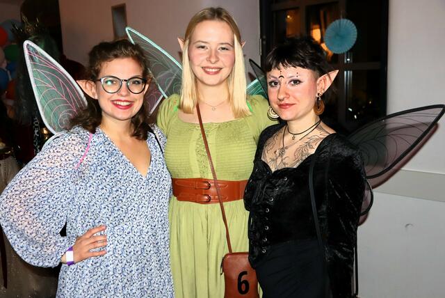 Ein apartes Elfen-Trio mit Woche-Redakteurin Kathrin Löschnigg (mi) als flatterhaftem Wesen