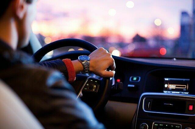 Die Top 10 Ärgernisse im Verkehr sind Raser und rücksichtsloses Fahrverhalten. | Foto: Pixabay