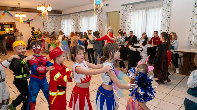 Eine Polonaise wurde auch beim Kinderfasching getanzt. | Foto: Manfred Hanus