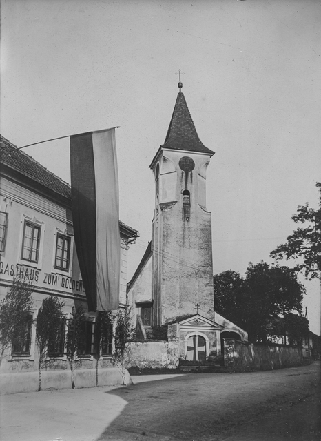 Die alte Kirche in Kleinmünchen wurde 1930 abgetragen. An der Türe prangte das St. Florianer Stiftswappen. | Foto: Sammlung Gstöttenmayer