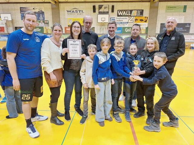 In den Reihen der vierten Klassen holte sich die 4A der VS Leoben-Leitendorf mit Trainer Marek Kovacech (li.) den Sieg. | Foto: Pressberger