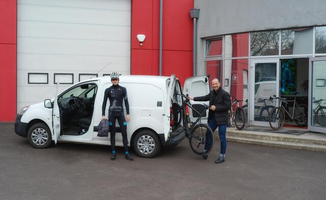 Radfan Roland Froschauer (Rechts) half dem Waldinger Mario Hammerschmid aus der "Patsche". | Foto: Froschauer