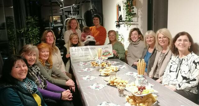 Die Grieskirchner Bierschwestern unterstützen Carolinas Familie mit einer Spende von 4.000 Euro. | Foto: Grieskirchner Bierschwestern