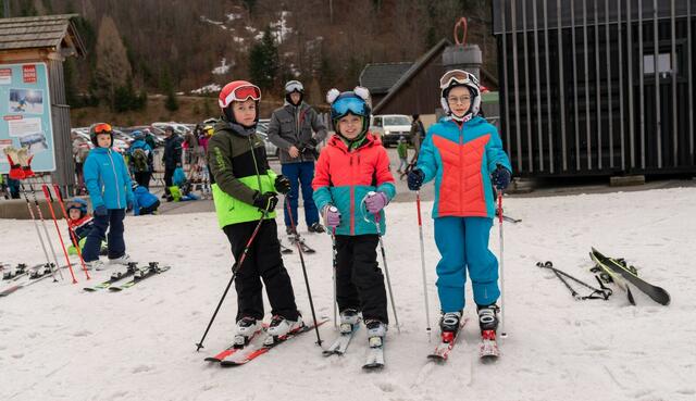In farbenfrohen Anoraks waren die Wölblinger Kinder nicht zu übersehen.  | Foto: Manfred Hanus