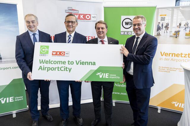 WIFI NÖ-Institutsvorstandsvorsitzender Christian Moser, der Vorstandsdirektor der Flughafen Wien AG, Günther Ofner, Wirtschaftskammer NÖ-Präsident Wolfgang Ecker und der Geschäftsbereichsleiter Immobilien- und Standortmanagement der Flughafen Wien AG, Wolfgang Scheibenpflug v.l.n.r. | Foto: Flughafen Wien