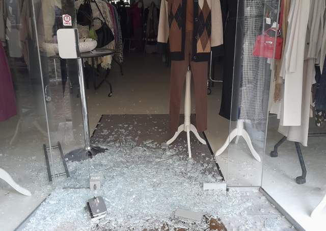 Von der Panzerglastür beim Eingang von "Moden Härb" waren Sonntagmorgen nur noch Scherben übrig. | Foto: Privat