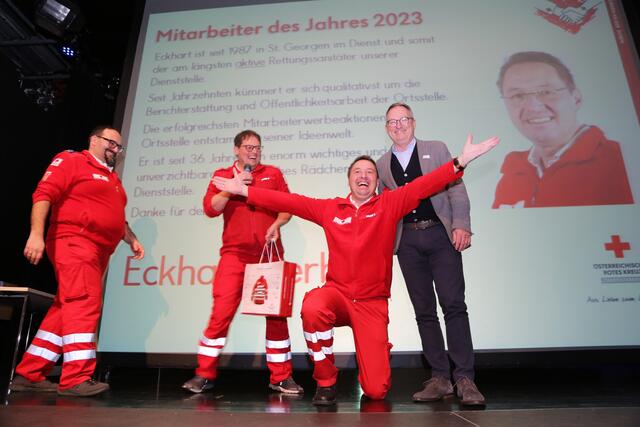 Große Freude und echte Emotionen beim frischgebackenen Mitarbeiter des Jahres. | Foto: Wolfgang Preslmair