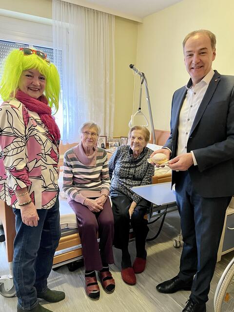 Besuch im Altenwohnheim Bernstein | Foto: Büro Schneemann
