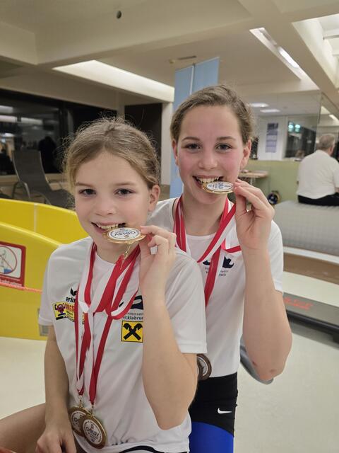 Magdalena und Sophie Burgstaller wurden in Braunau zu echten "Goldfischerl". | Foto: Burgstaller