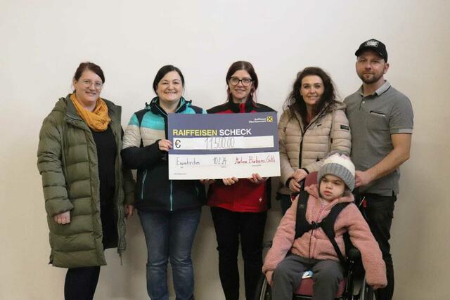 Brigitte Ertl (Mitte) mit ihren Mitstreiterinnen und Familie Walch. | Foto: Ertl