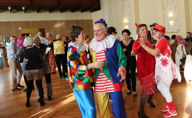 Mit dem ersten Takt der Musik eroberten die Pensionisten die Tanzfläche. | Foto: Edith Ertl