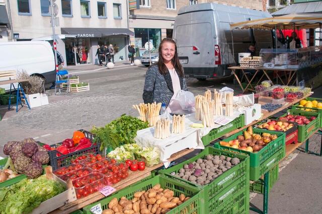 R. Martinez fände einen Mini-Markt in Bruckhaufen schön.  | Foto: Wolfgang Unger