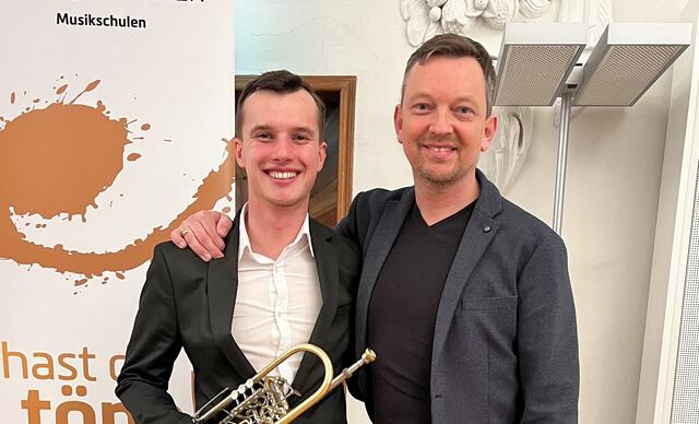 Valentin Podgornik mit Musiklehrer Daniel Weinberger | Foto: Privat