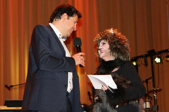 Der Vorstandsdirektor der Sparkasse Wiener Neustadt, Mag. Christian Spitzer, bedankte sich für das Engagement bei Organisatorin Erika Buchinger. | Foto: Cherelle Marek