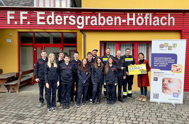 HBI Andreas Krenn übergab u.a. gemeinsam mit der Feuerwehrjugend den Scheck.  | Foto: FF Edersgraben-Höflach
