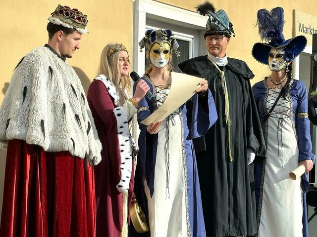 In der Marktgemeinde Eibiswald hat das Prinzenpaar Nina I und Marco I mit seiner Gefolgschaft das Rathaus eingenommen! Hier bei der Verlesung der Proklamation. | Foto: Heimo Strasser