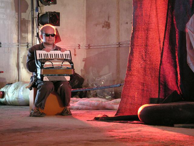 Geburtstag trifft Todestag: Otto Lechner interpretiert Franz Kafka im Theater Nestroyhof Hamakom.  | Foto: Klaus Tauber