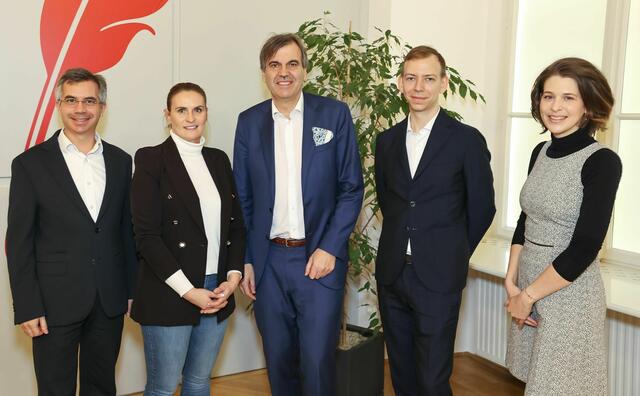 Hoffnung für Schmetterlingskinder: Oberarzt Tobias Welponer wurde für seine Forschungsarbeit zur Hemmung der Energiegewinnung der bösartigen Zellen mit dem "LEO Pharma Young Researcher Award" ausgezeichnet. Im Bild: 2. v. re. Tobias Welponer, LEO Pharma Young Researcher Award. | Foto: SALK/Österreichische Gesellschaft für Dermatologie und Venerologie