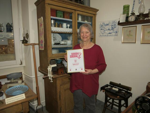Doris Weis ist die Heldin von Währing und ist stolz auf ihre Urkunde. | Foto: Sabine Krammer