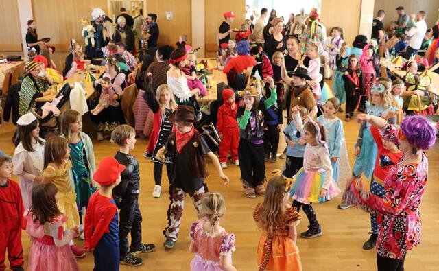 Sandra und Markus Hillebrand verstehen es, Kinder für gemeinsame Tanzeinlagen zu begeistern - und sorgen auch wieder für Pausen, damit es den kleinen Prinzessinnen und Piraten nicht zu viel wird.  | Foto: Edith Ertl