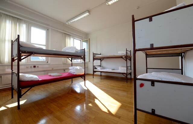 Aufgrund langfristiger Verträge sorgen vorübergehend stillgelegte Asyl-Quartiere weiterhin für hohe Kosten. Seit Ende 2020 musste der Bund rund 2,5 Millionen Euro aufwenden, wie eine Anfragebeantwortung des Innenministeriums an die NEOS-Mandatarin Stephanie Krisper zeigt.  | Foto: ROLAND SCHLAGER / APA / picturedesk.com