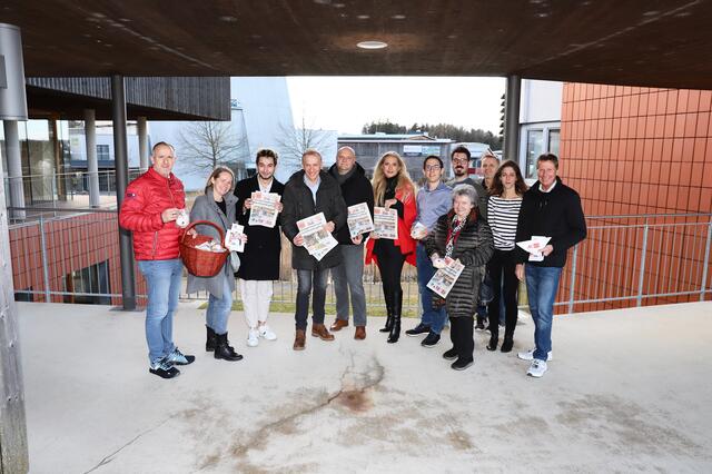 Auch den Mitarbeiterinnen und Mitarbeitern der Woche Hartberg-Fürstenfeld wurde der Faschingdienstag mit frischen Krapfen „versüßt“. | Foto: Alfred Mayer
