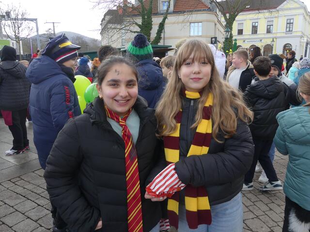 Raimas Abdullah und Hannah Bastirsch mitten im Geschehen. | Foto: Nina Taurok