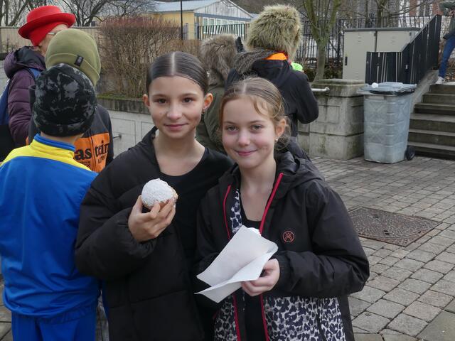 Selina Grsic und Emilia Fiala genießen ihre Krapfen. | Foto: Nina Taurok