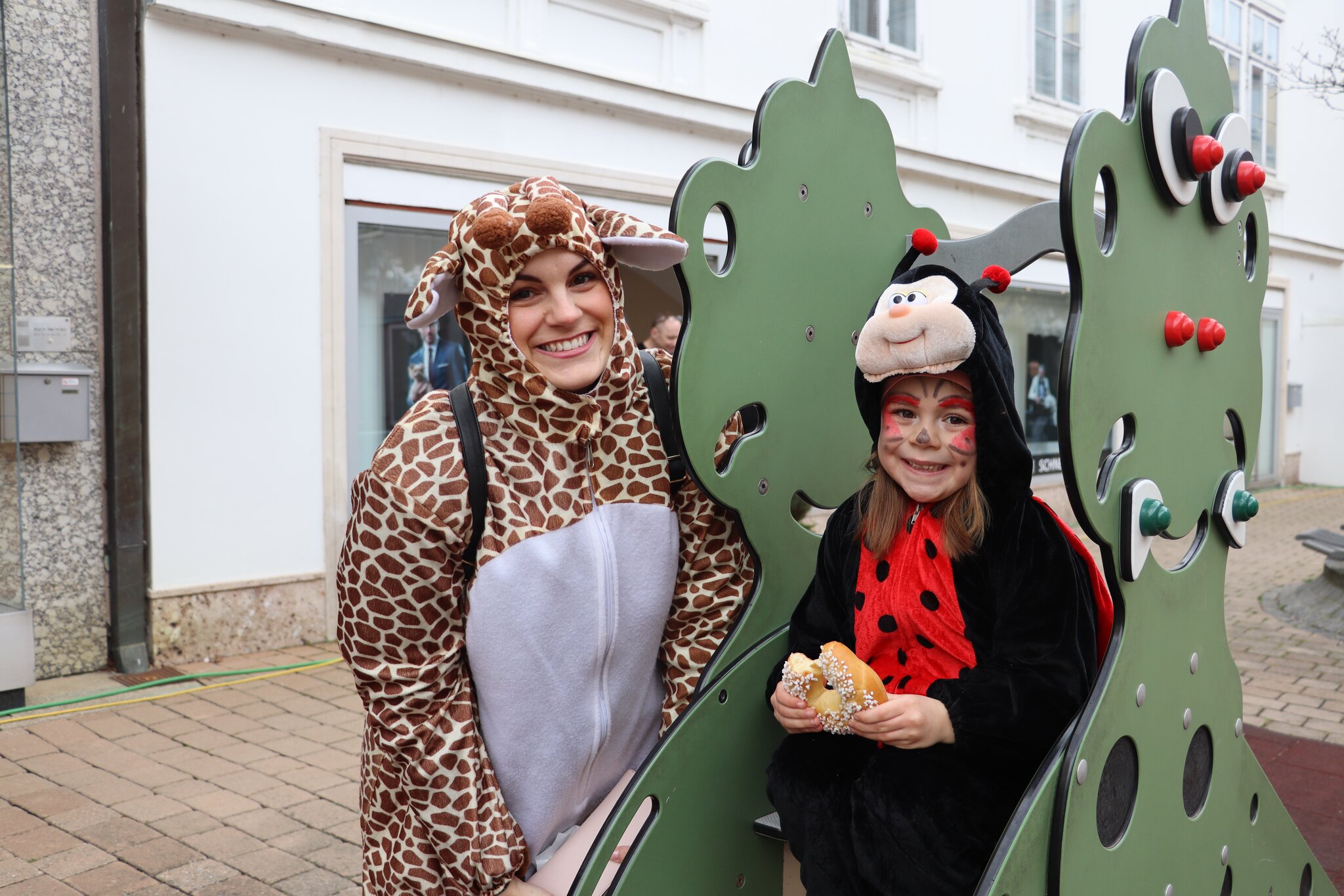 Bruck an der Leitha Faschingsstimmung in der Brucker Kirchengasse