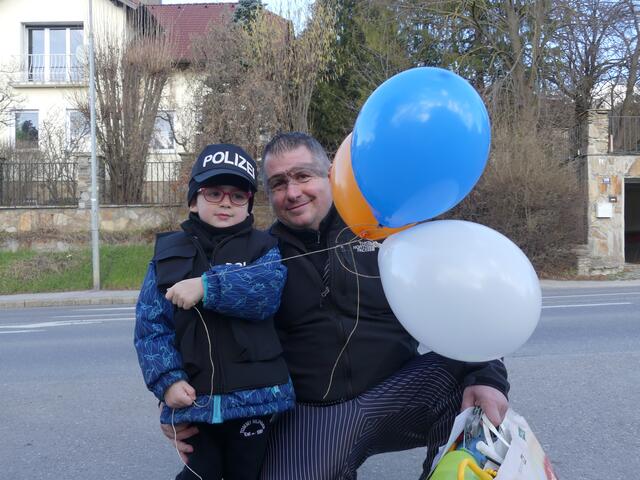 Felix und Matthias Probszt machen die Straße sicher. | Foto: Nina Taurok