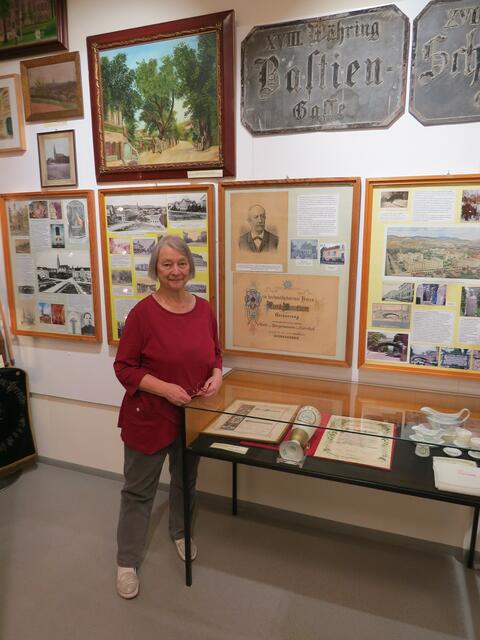 Besonders interessant findet Doris Weis die Unterlagen zum Gersthofer Bürgermeister Carl Bastien, weil sie selbst in der Bastiengasse wohnt. | Foto: Sabine Krammer