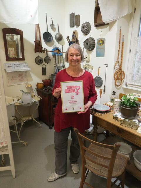 In der alten Schauküche mit Gegenständen von 1880 bis 1940 nimmt Doris Weis die Urkunde zur Heldin von Währing entgegen. | Foto: Sabine Krammer