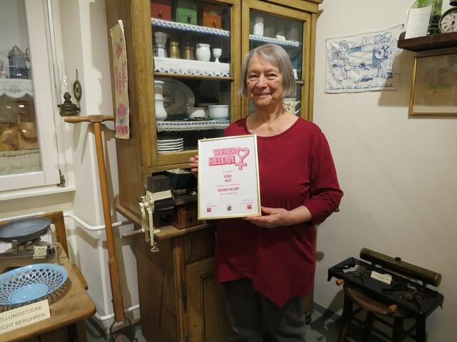 Doris Weis ist die Heldin von Währing und ist stolz auf ihre Urkunde. | Foto: Sabine Krammer