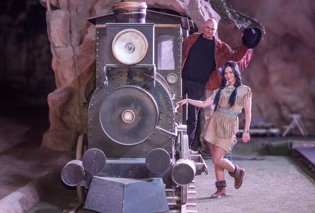 Martin Exel, Regisseur und Intendant der Karl-May-Festspiele in Winzendorf in den Wiener Alpen in Niederösterreich mit seiner Ehefrau Helene Exel. | Foto: Evelyn Kornfeld