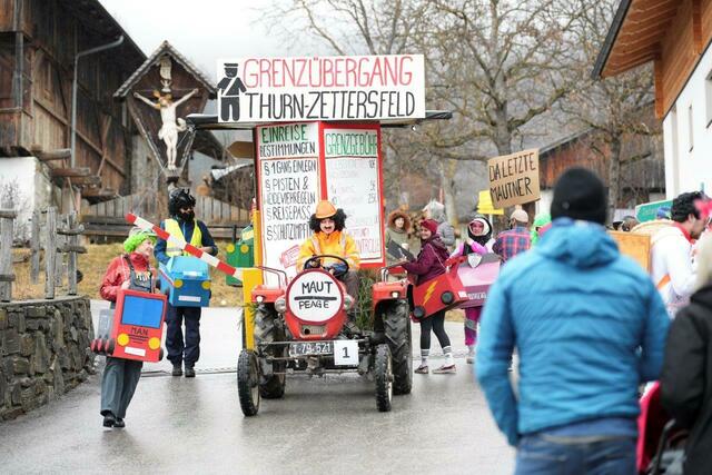 Die Bemautung der Zettersfeldstraße war ein großes Thema bei den Faschingsnarren.  | Foto: untagrafie_maria_unterassiner